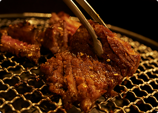 肉を焼くシーン